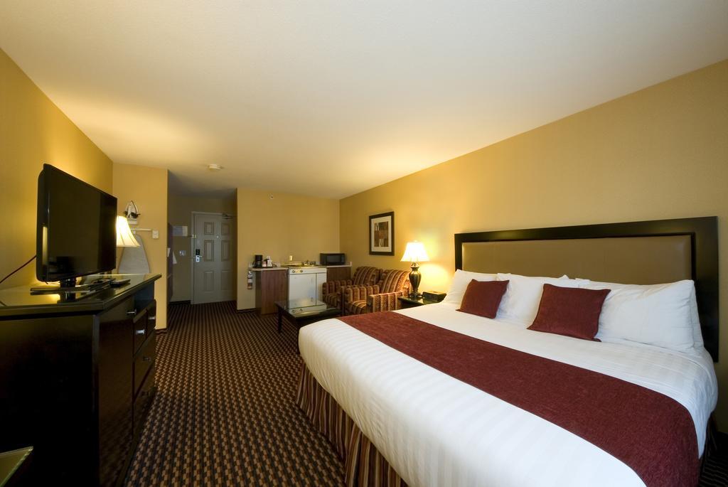 Ramada By Wyndham Surrey/Langley Hotel Exterior photo