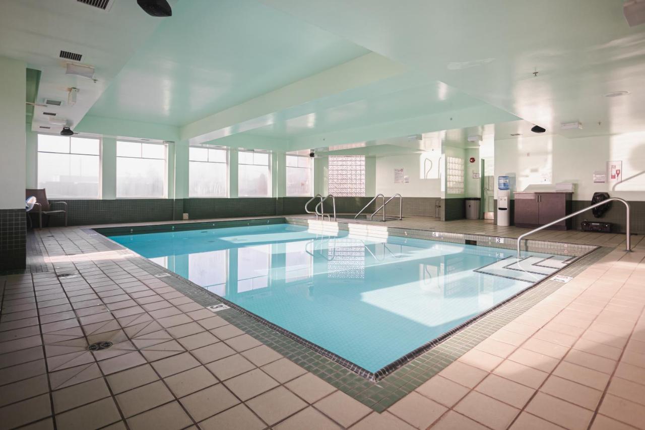 Ramada By Wyndham Surrey/Langley Hotel Exterior photo