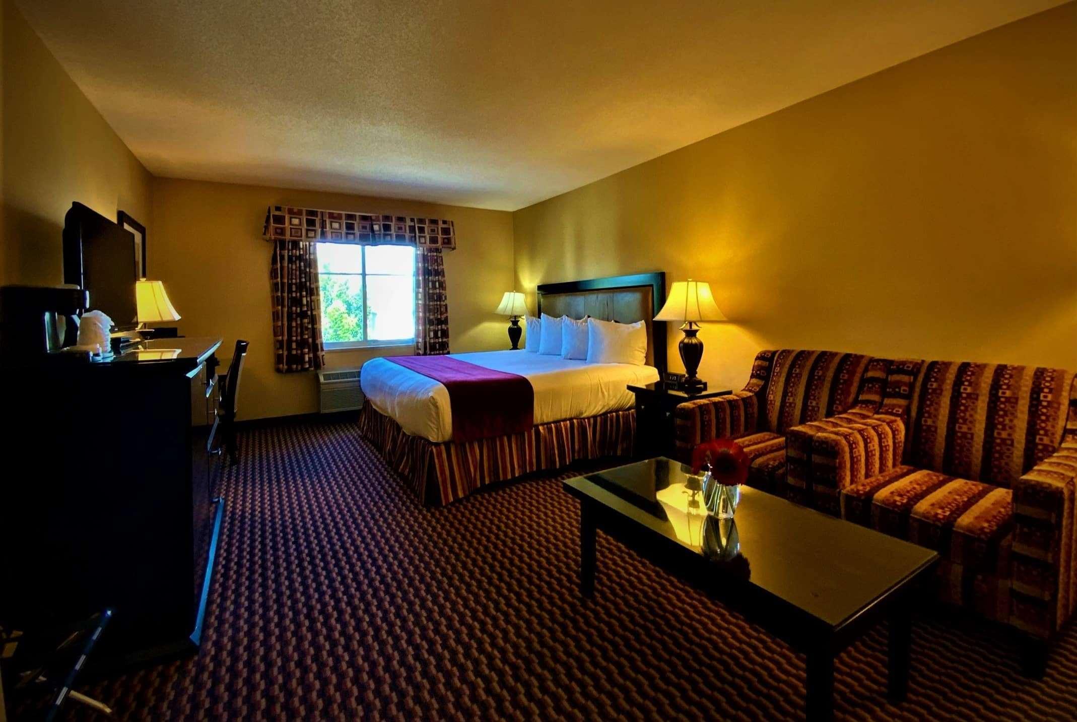 Ramada By Wyndham Surrey/Langley Hotel Exterior photo