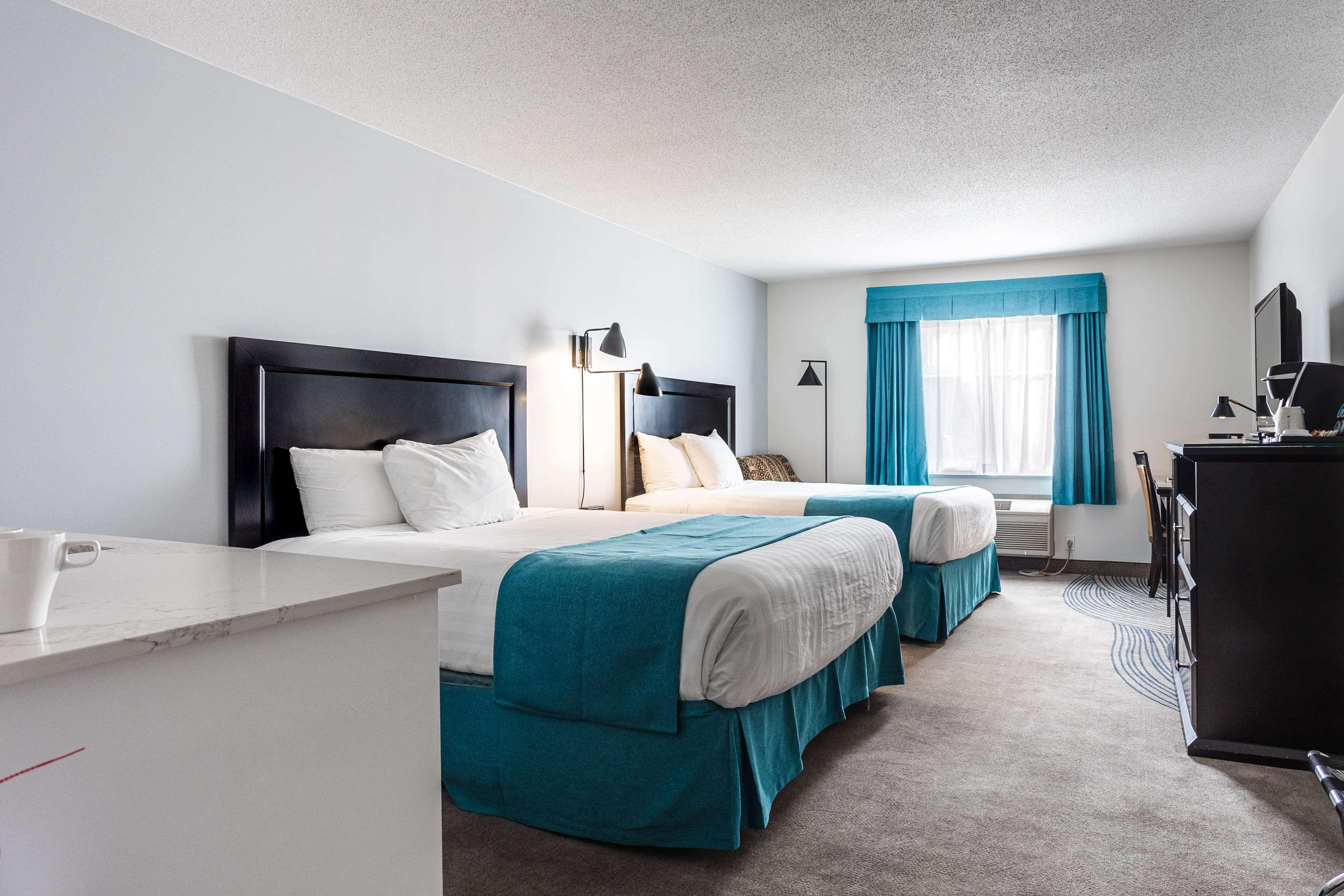 Ramada By Wyndham Surrey/Langley Hotel Exterior photo