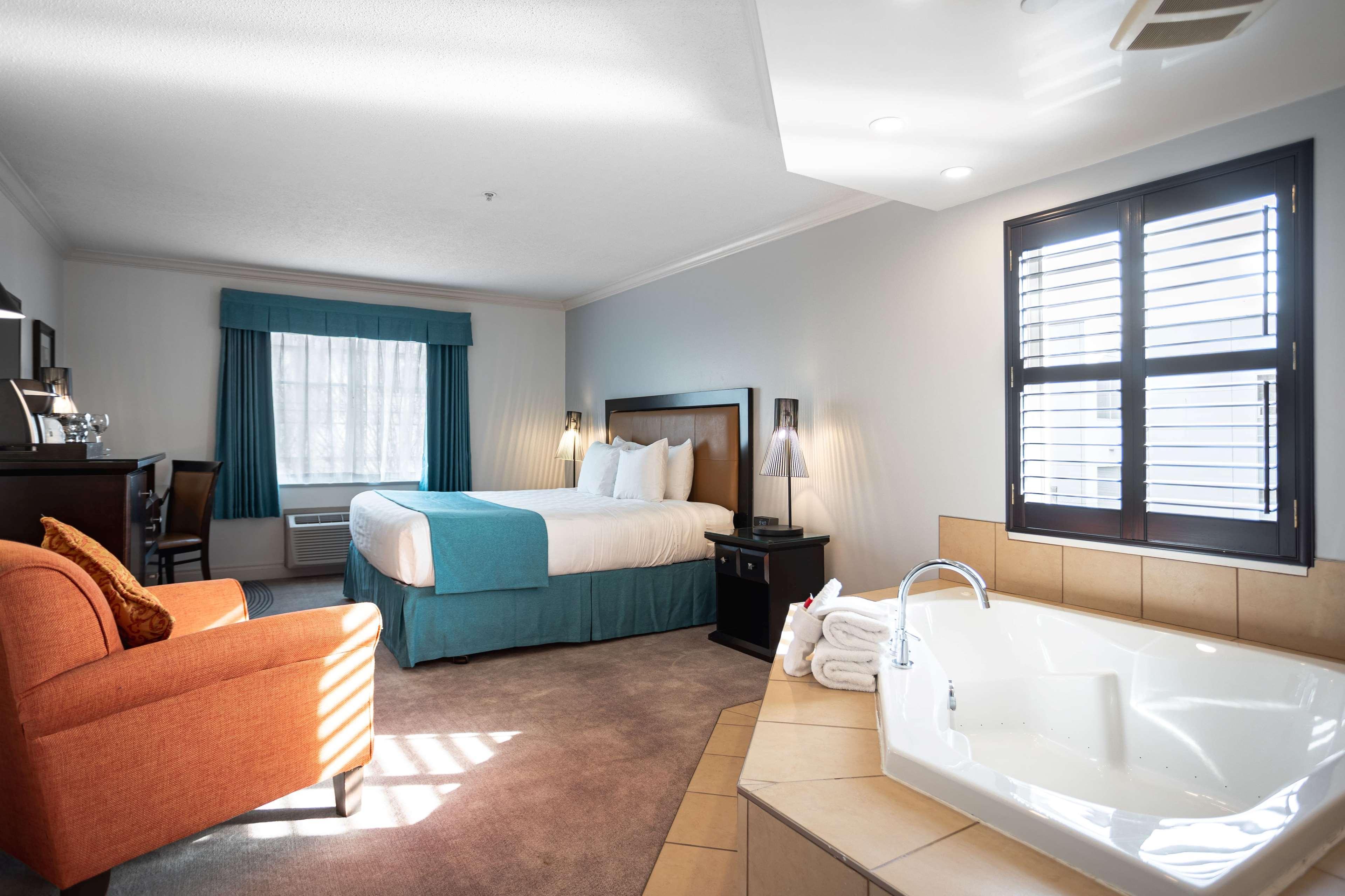 Ramada By Wyndham Surrey/Langley Hotel Exterior photo