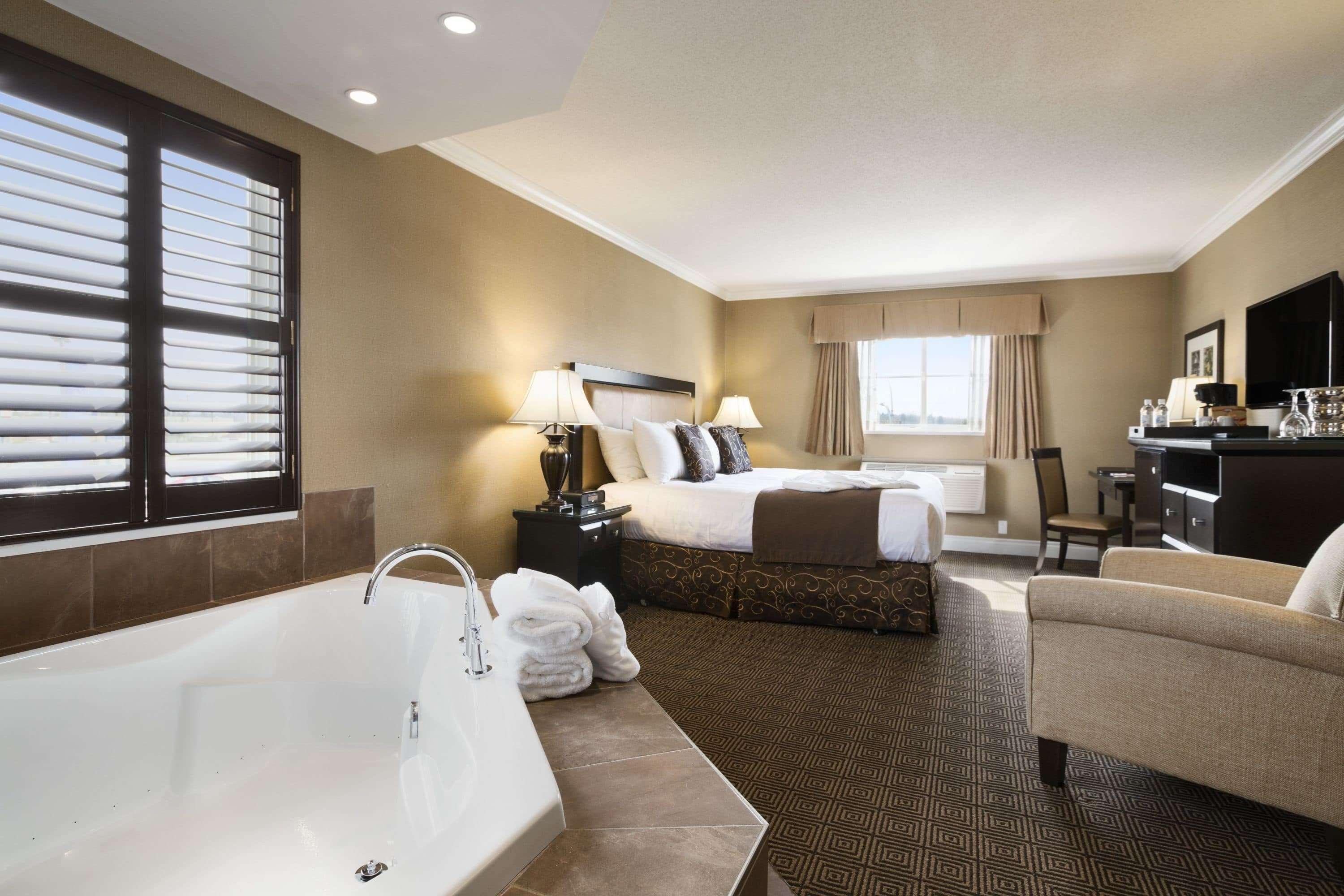 Ramada By Wyndham Surrey/Langley Hotel Exterior photo