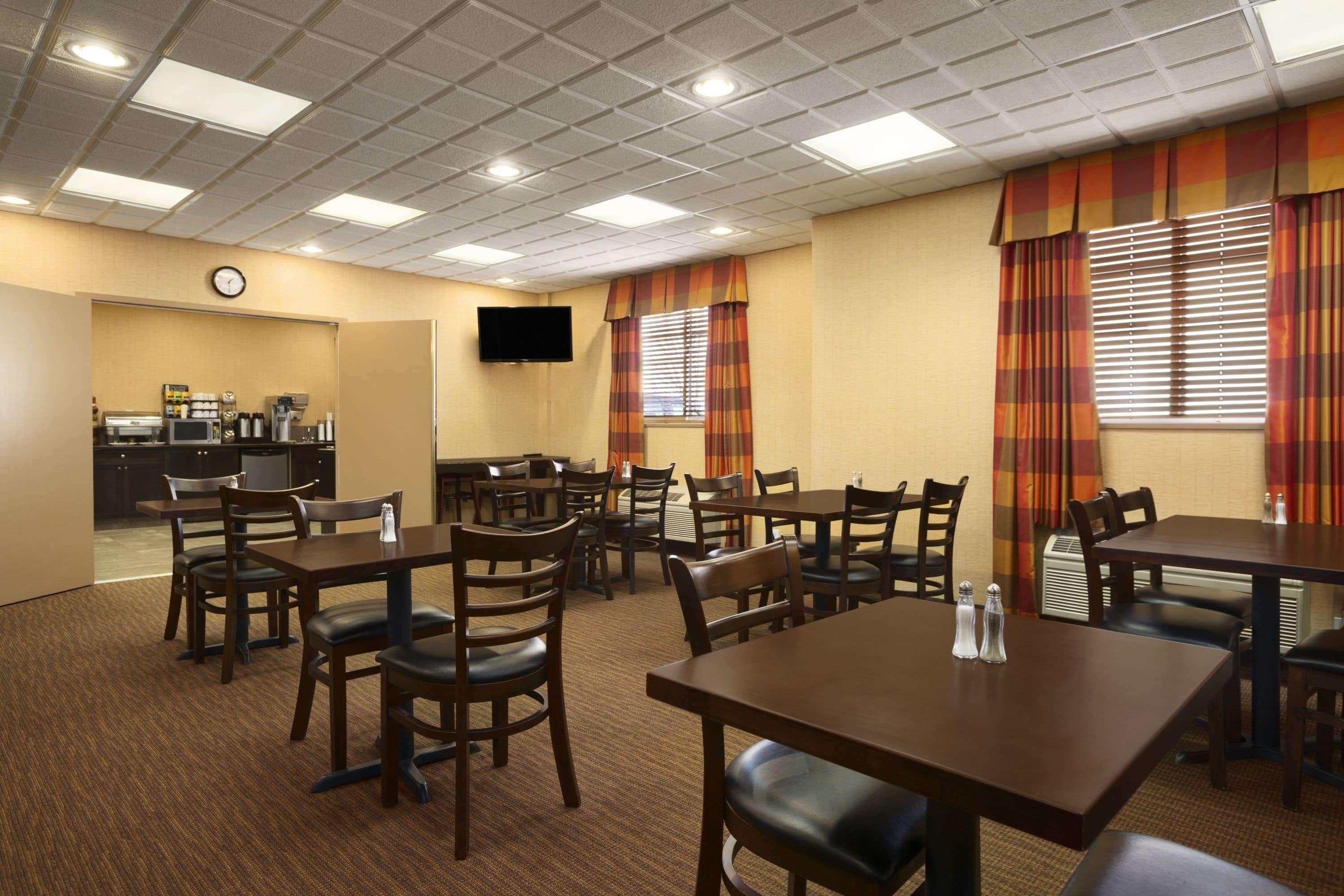 Ramada By Wyndham Surrey/Langley Hotel Exterior photo