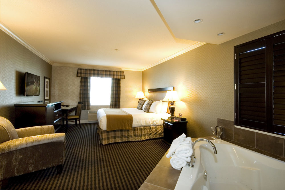 Ramada By Wyndham Surrey/Langley Hotel Exterior photo