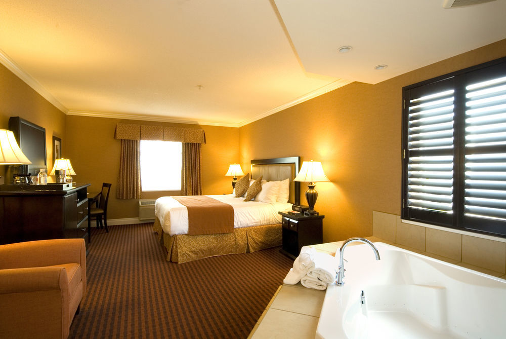 Ramada By Wyndham Surrey/Langley Hotel Exterior photo
